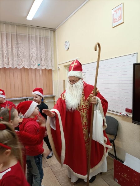 Święty Mikołaj z wizytą u uczniów z klas I-III