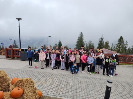 Uczniowie klasy piątej na wyjeździe integracyjno-profilaktycznym w polskich górach 