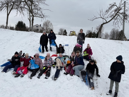 Zimowa lekcja wychowania fizycznego na świeżym powietrzu