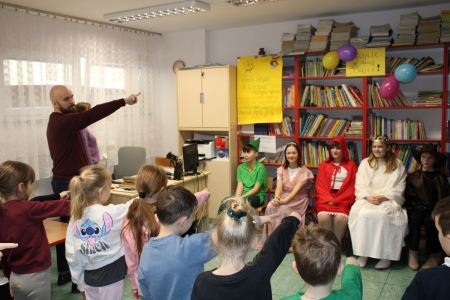 Uroczystość pasowania uczniów klasy pierwszej na czytelników